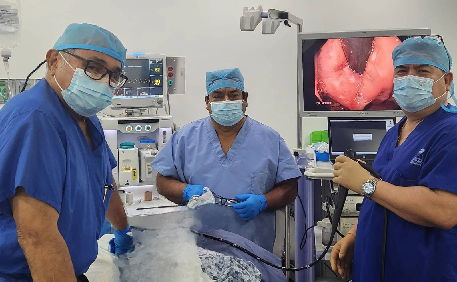Fotografía del equipo durante una actividad de endoscopia, proporcionada por el consultorio